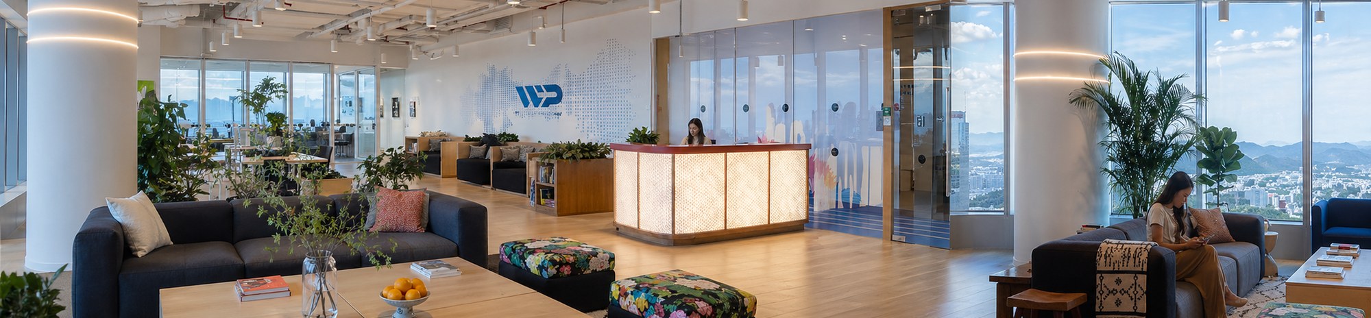 Unser Büro in Guangzhou, moderner Loft mit WP-Logo an der Wand