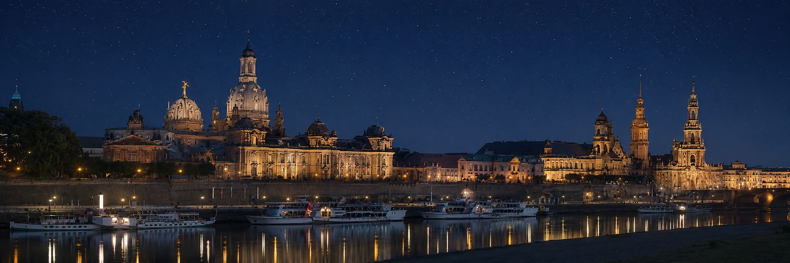 Dresdner Altstadt bei Nacht mit beleuchteter Frauenkirche und Hofkirche, Schiffe auf der Elbe unter Sternenhimmel