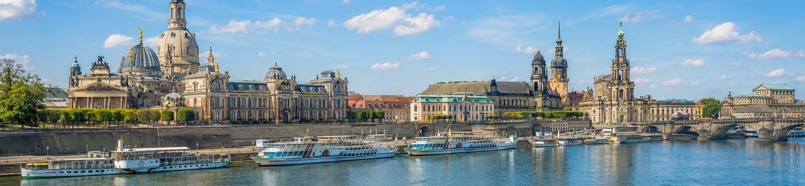 Dresdner Altstadt mit Frauenkirche bei Tag, Elbe und Anlegestelle