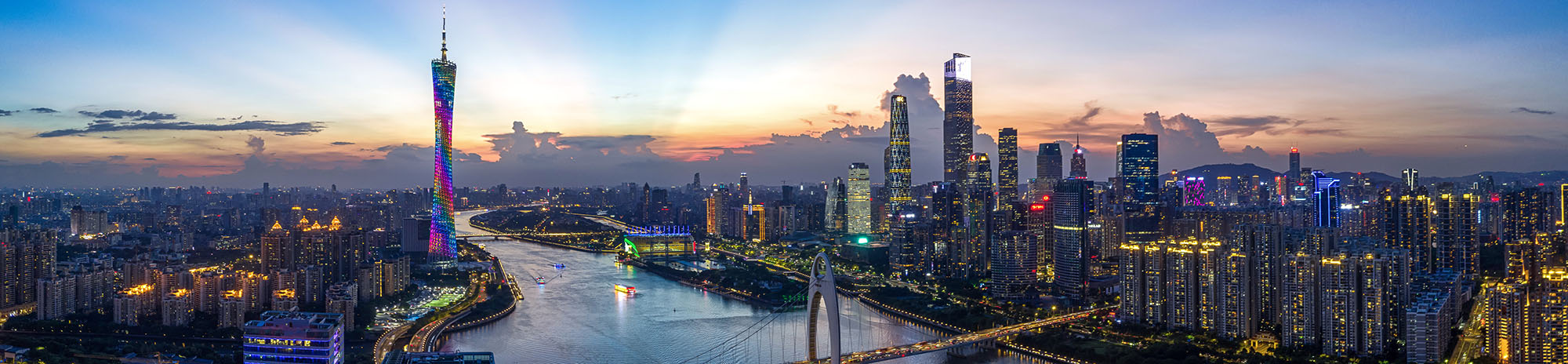 Skyline von Guangzhou am Abend mit beleuchtetem Canton Tower